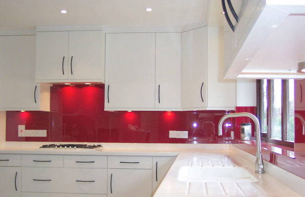 kitchen_fitted_with_opticolour_orient_red_glass_splashbacks_2